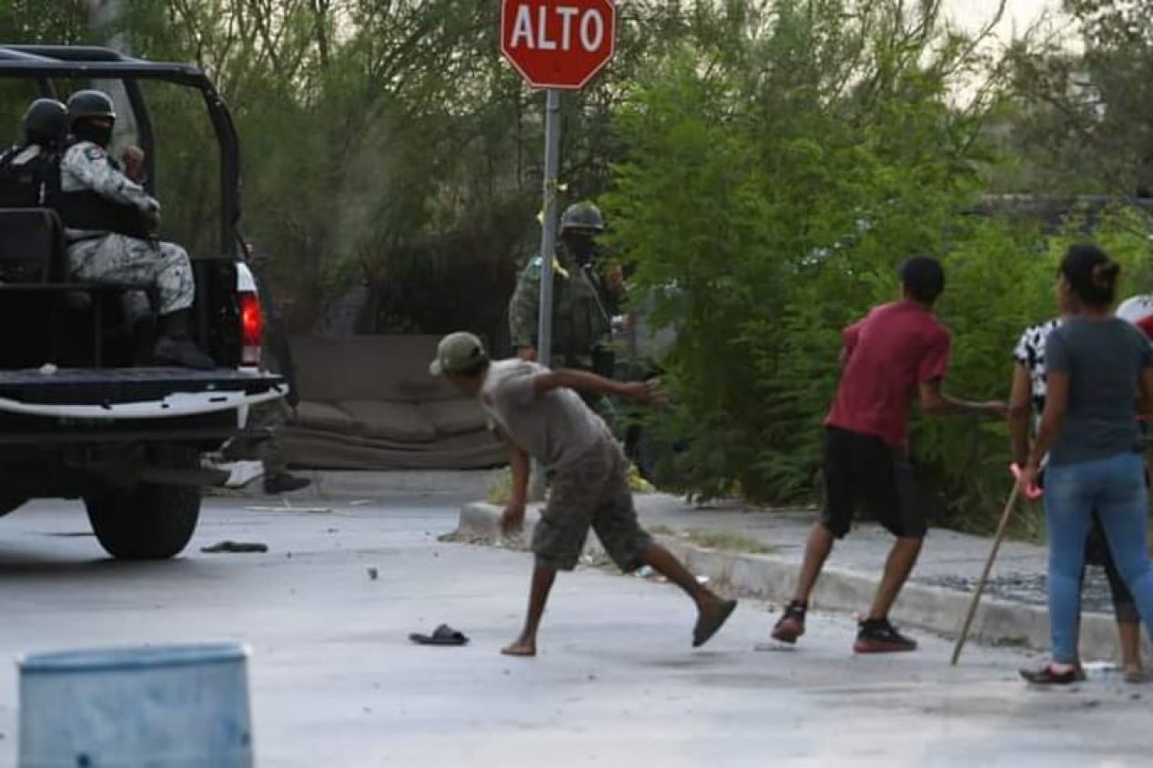 Militares abaten a sicarios en intensa balacera en Tamaulipas, familiares reprochan accionar de los militares (Vídeos)