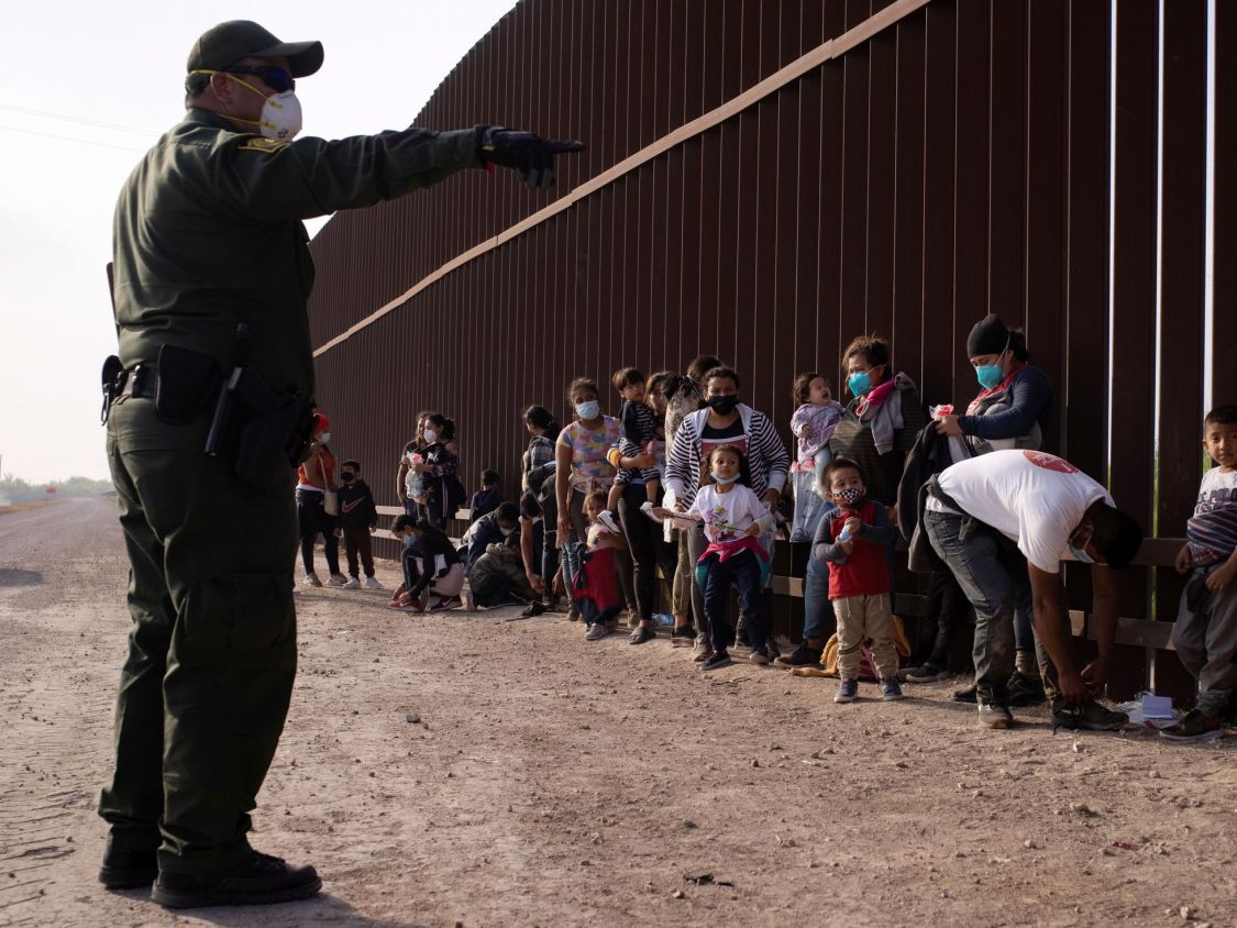 Joe Biden y AMLO condenan plan migratorio del estado texano Greg Abbott