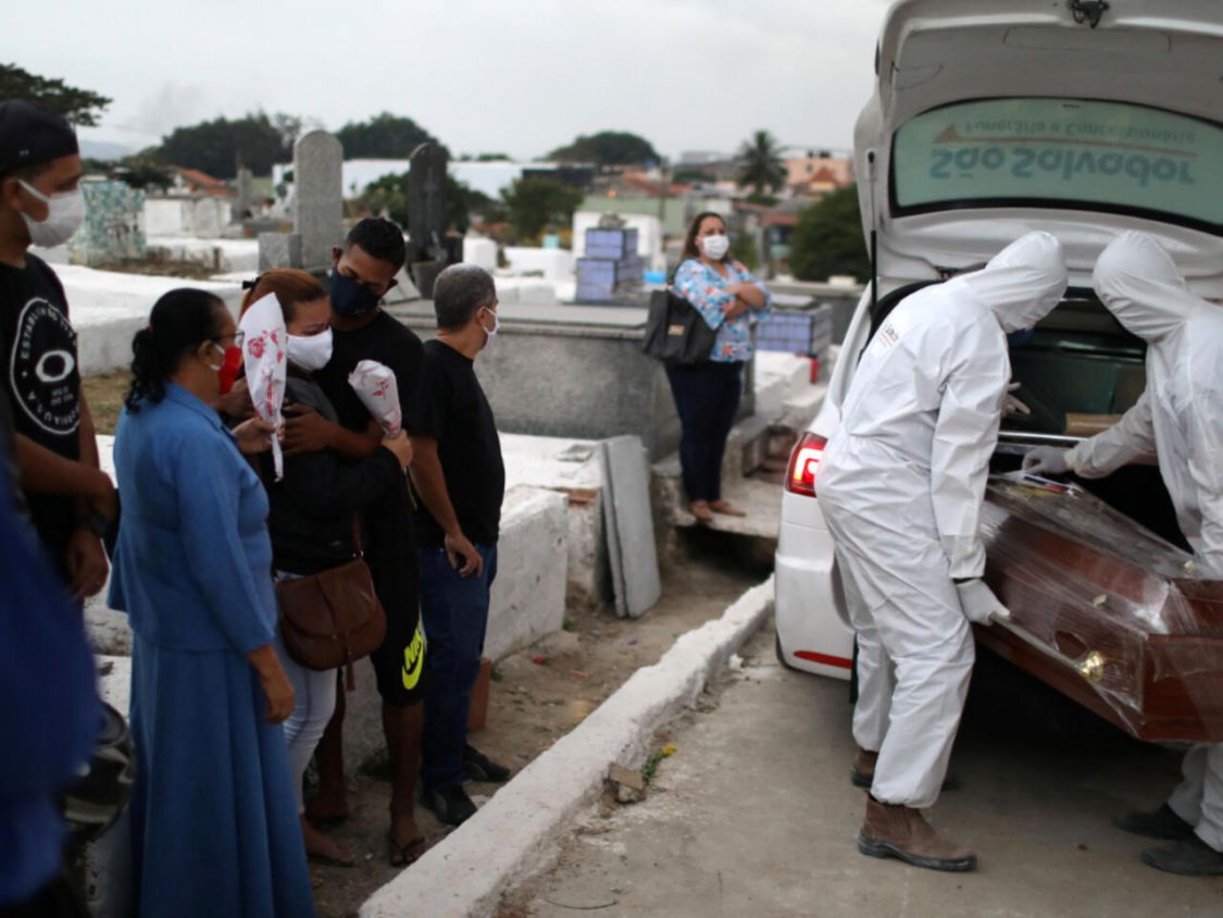 Número de muertes en el mundo por Covid-19 sube tras 5 semanas de descensos
