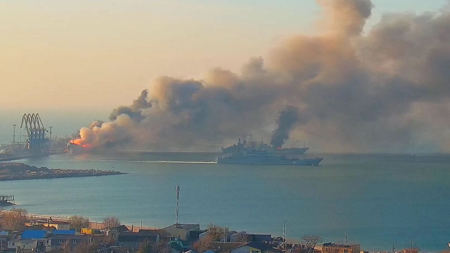 Bombardea Ucrania plataformas petroleras rusas de uso militar en el mar Negro