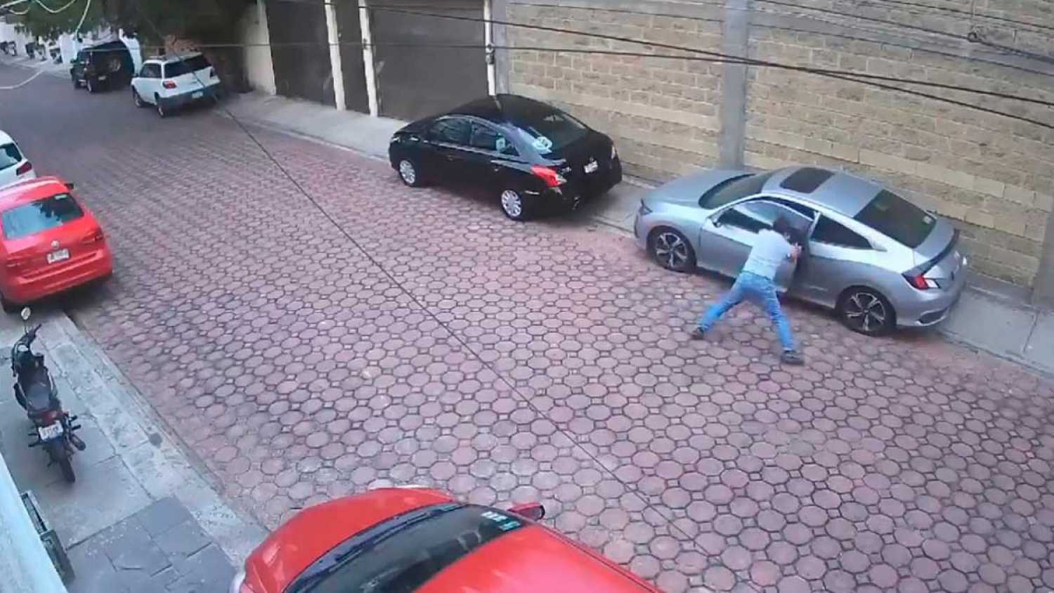 Hombre enfrenta a ladrón que intentaba llevarse un automóvil, pero es atacado con arma de fuego