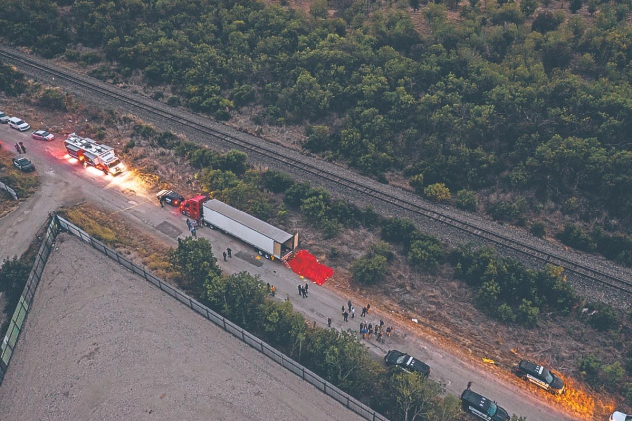 Migrantes hallados muertos al interior de tráiler fueron rociados con condimento para bisteces