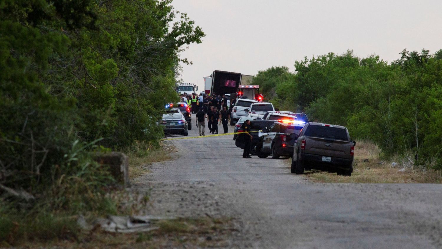 Hallan a 50 migrantes sin vida dentro de un tráiler en Texas, EU; 22 eran mexicanos