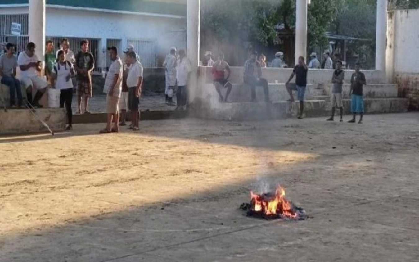 En Oaxaca, damnificados de "Agatha" queman boletas por falta de apoyo