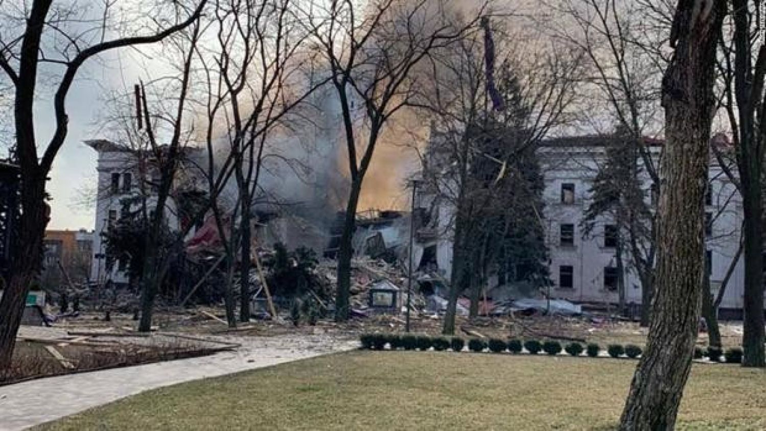 Bombardea Rusia un teatro en Mariupol donde había cientos de refugiados ucranianos