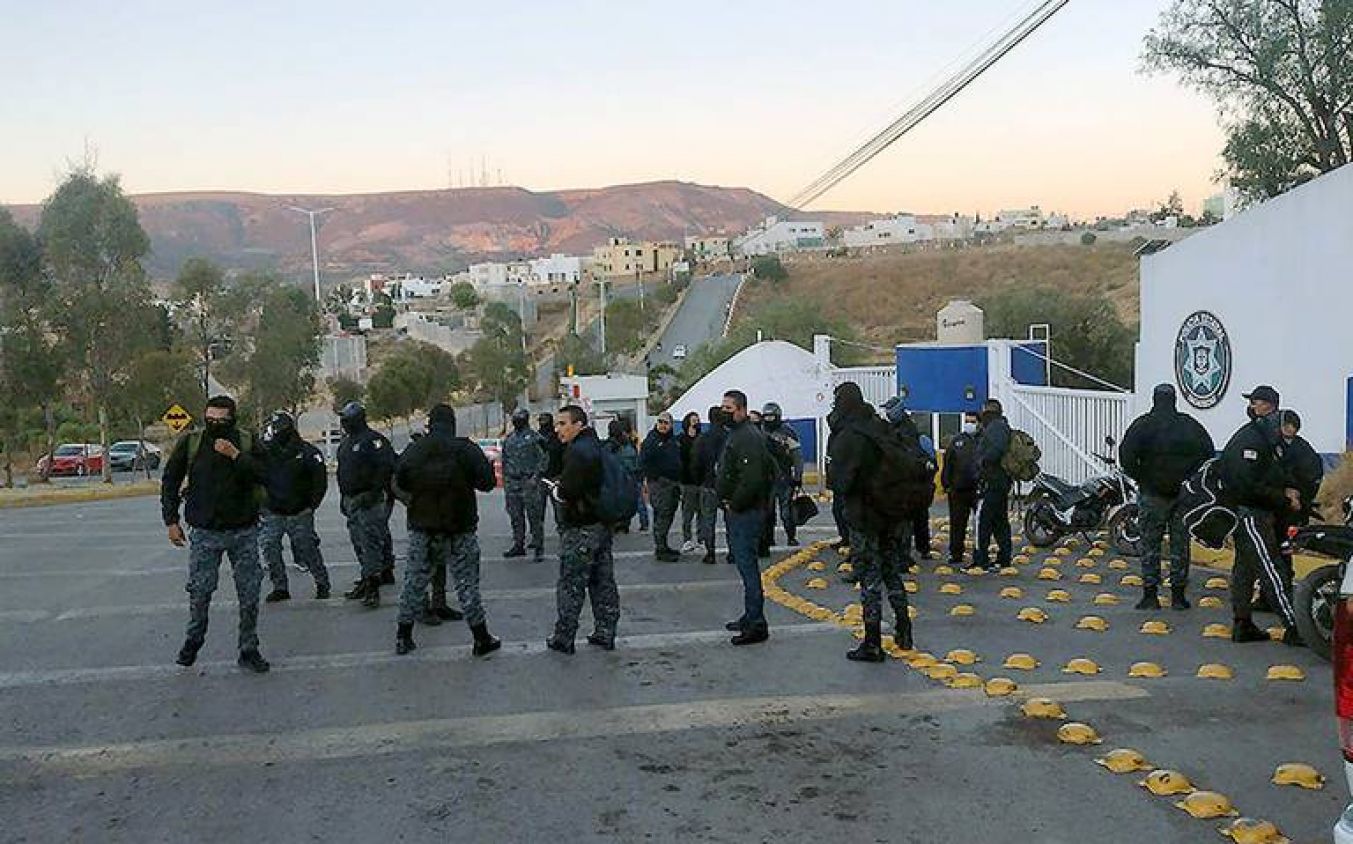 Policías de Zacatecas se manifiestan, exigen destitución de mandos y beneficios para familias de agentes caídos