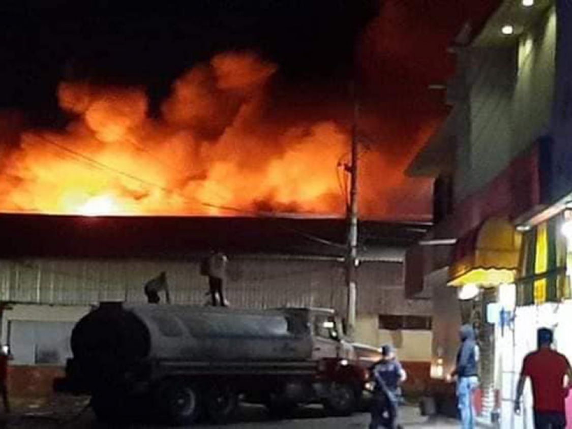 Incendio en mercado en Comitán, Chiapas, consume 45 locales
