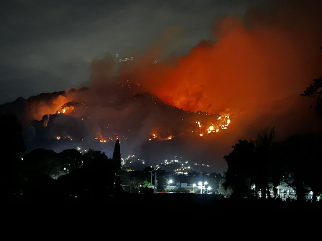 Paraje en cerro de Tepoztlán arde en llamas; ya han controlado el 60% del fuego