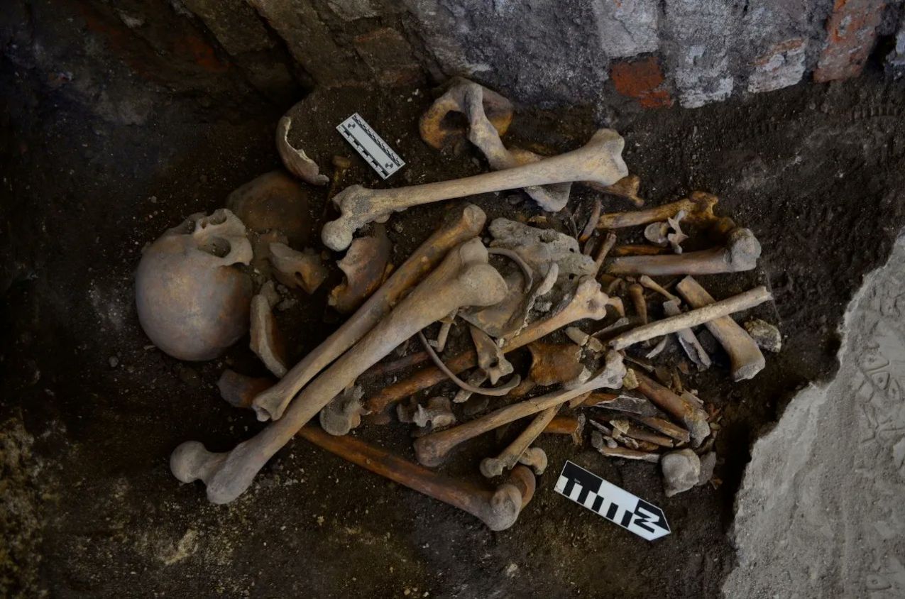 Arqueólogos descubren en Puebla capital entierros asociados a la intervención francesa