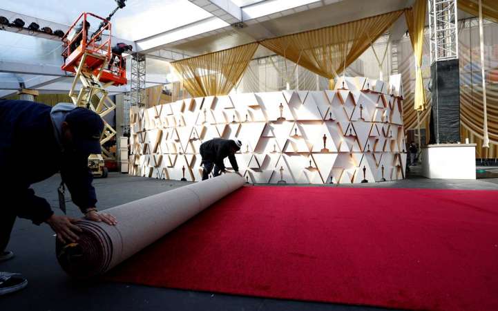 Instala Hollywood tras dos años por pandemia, la alfombra roja de los Óscar 2022 