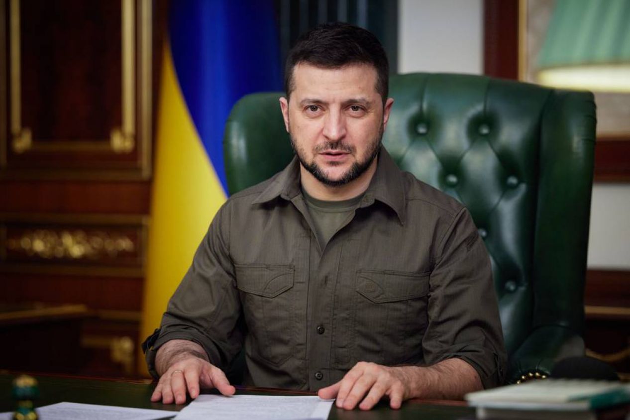 El presidente de Ucrania Volodimir Zelensky acusó a Moscú de reubicar a ucranianos forzosamente