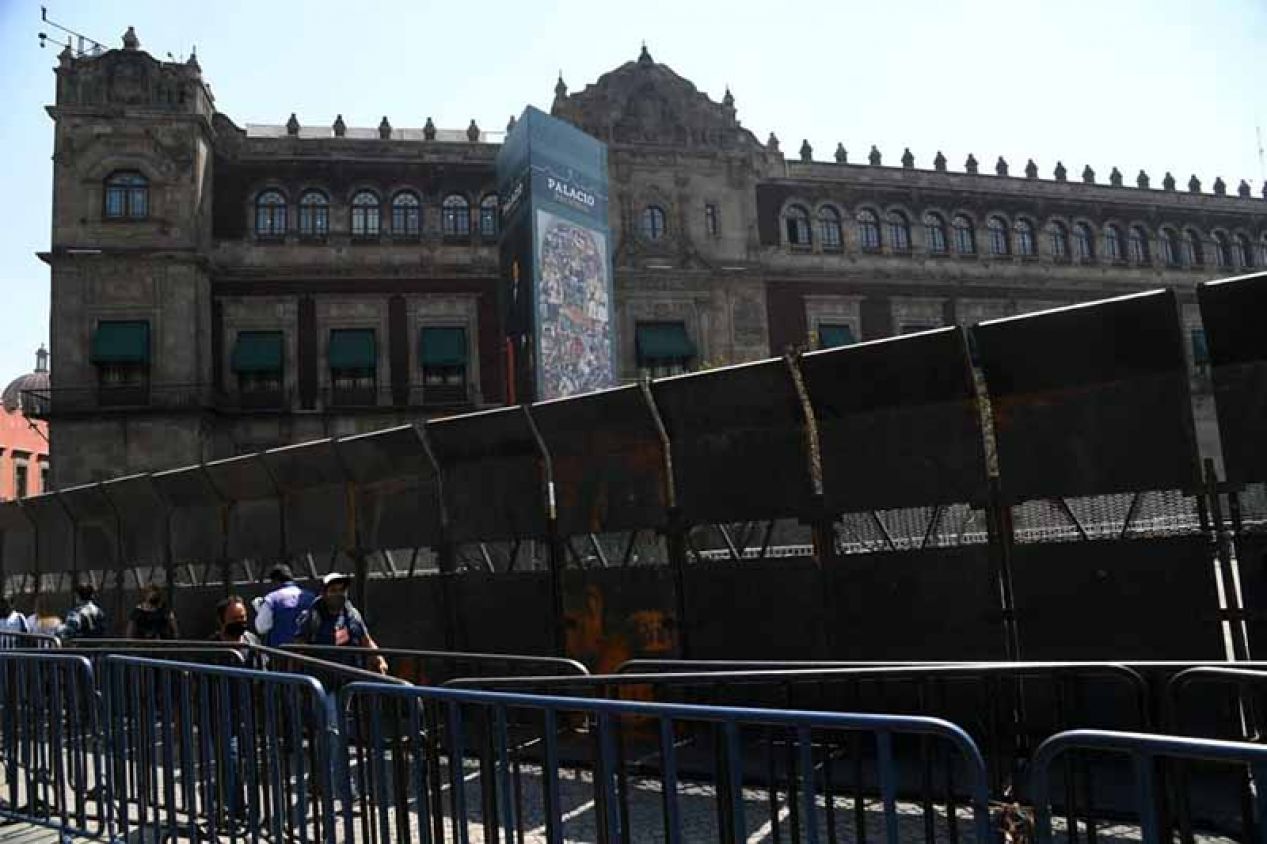 Amurallan Palacio Nacional y algunos edificios de CDMX Previo a la marcha del #8M