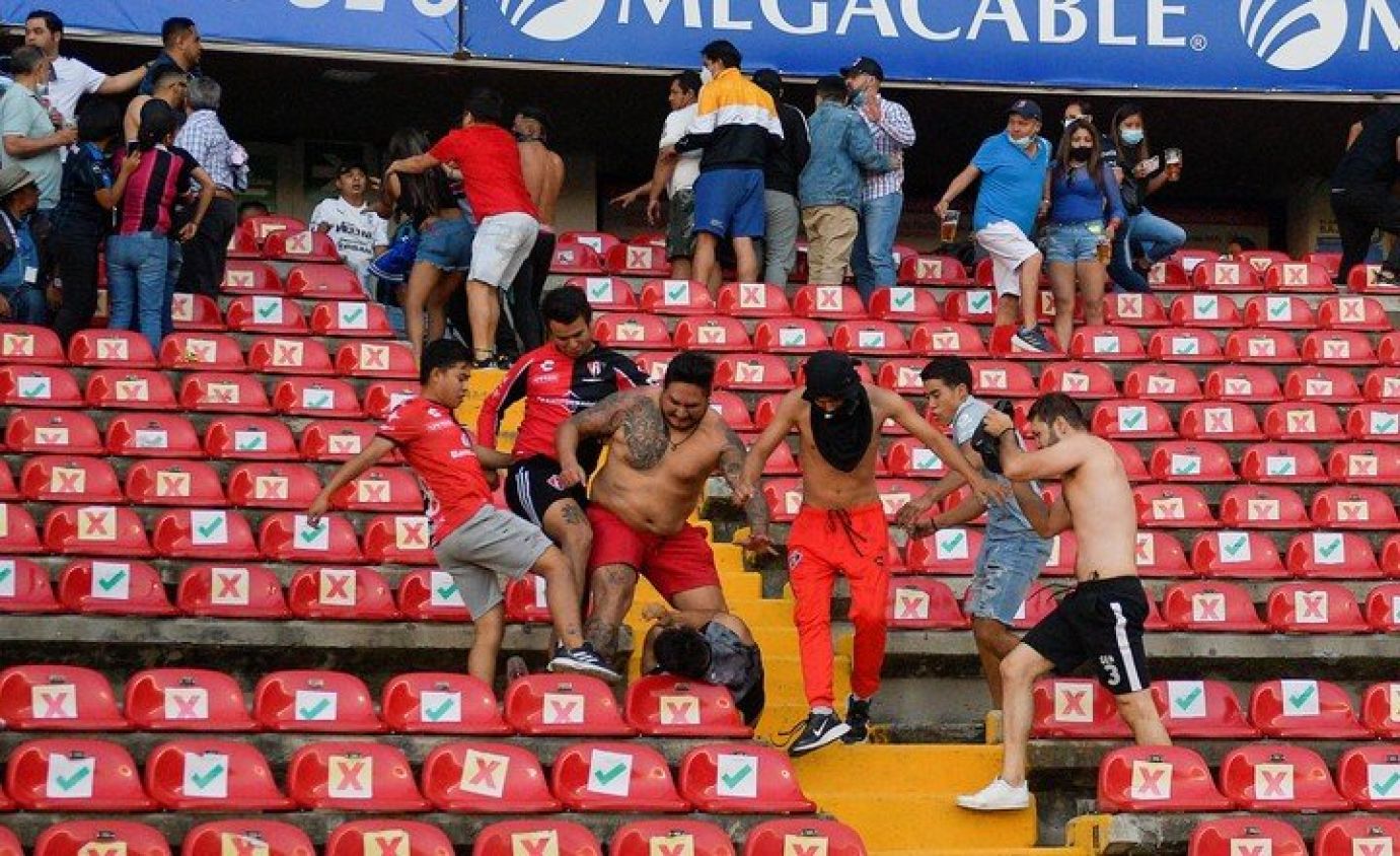 Violencia sin control durante partido Querétaro vs Atlas dejó al menos 17 muertos