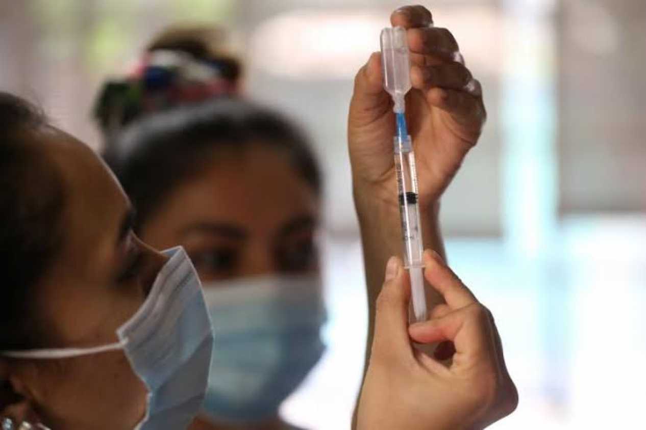 Personal de salud desconocía sobre extensión de caducidad de vacuna covid