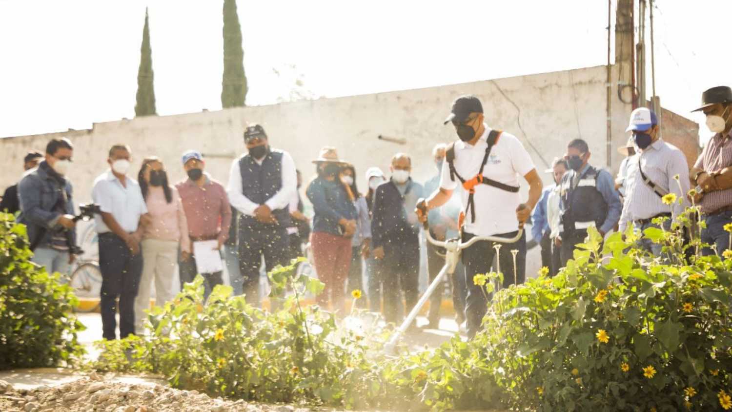 Ayuntamiento de San Andrés Cholula realizó labores de bacheo y limpia de áreas verdes en San Luis Tehuiloyocan