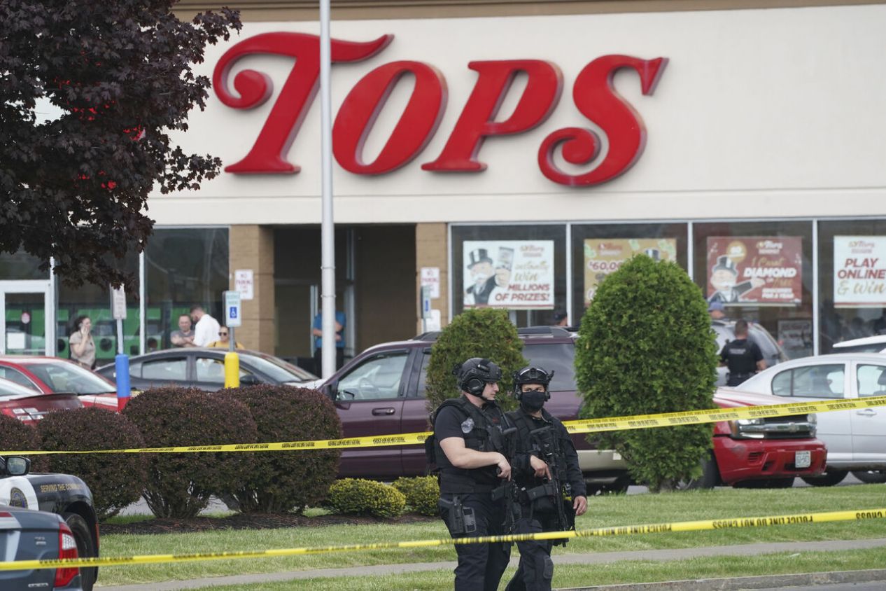 Durante ataque racista, joven mata a tiros a 10 personas en un supermercado en Nueva York