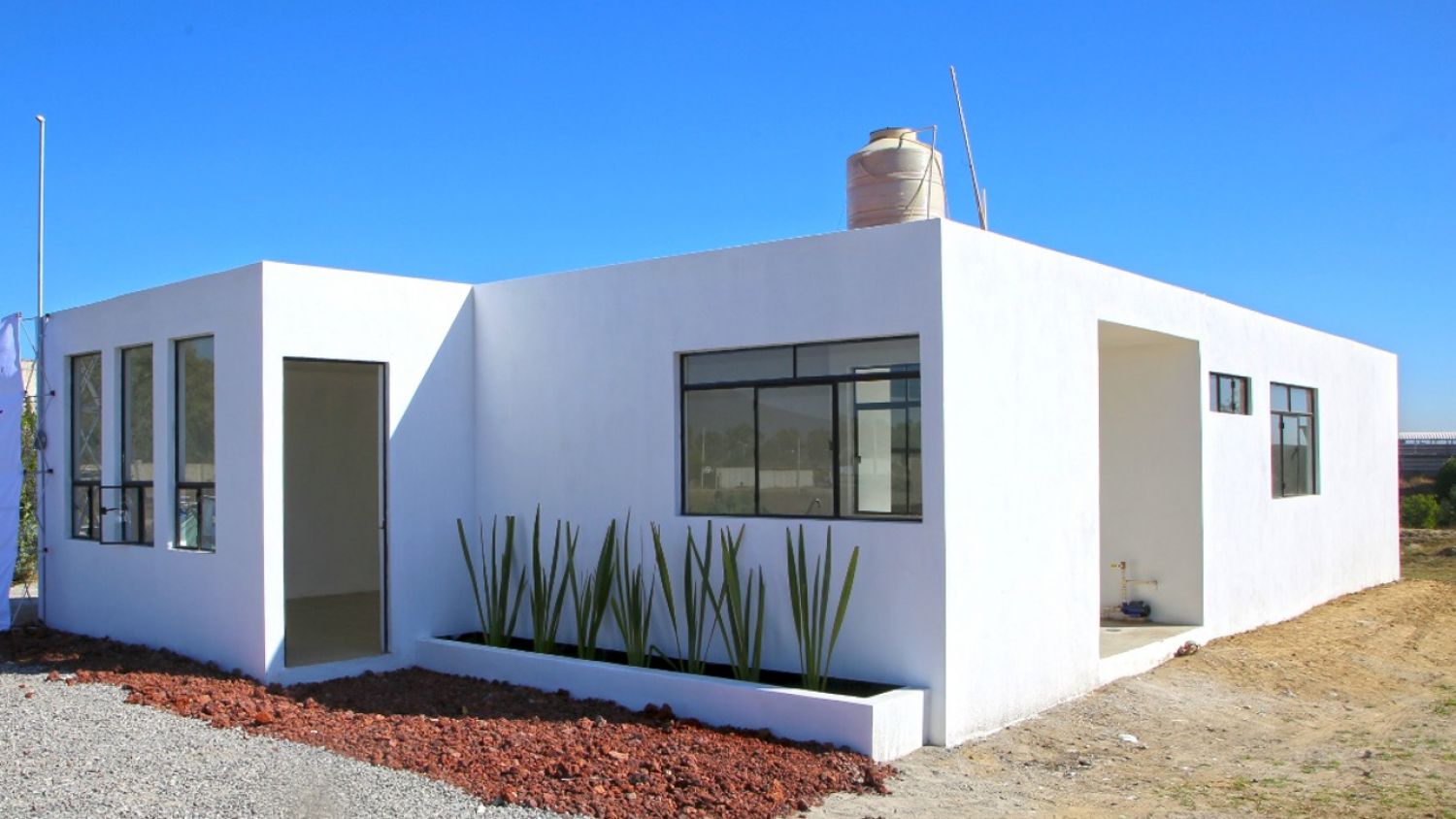 Los damnificados del Socavón de Juan C Bonilla ya radican en su nueva casa