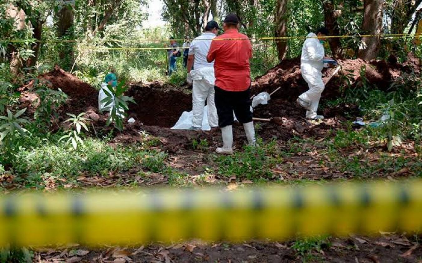 Hallan 13 cuerpos en fosa clandestina Guanajuato