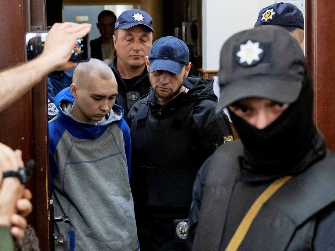 Es condenado a cadena perpetua primer soldado ruso juzgado por crímenes de guerra en Ucrania