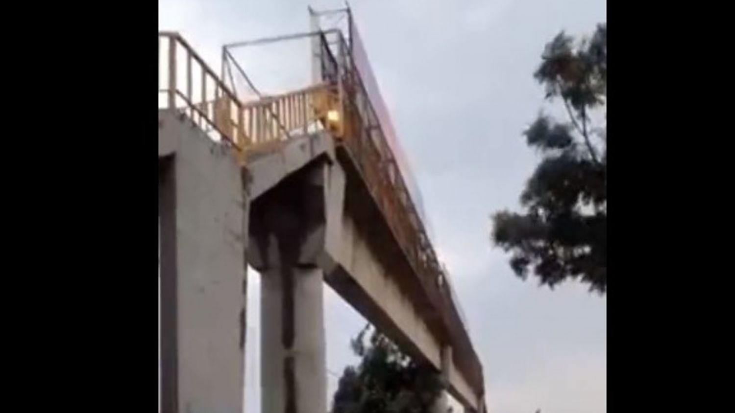 Clausuran puente peatonal de Cuautlancingo por fallas en su infraestructura