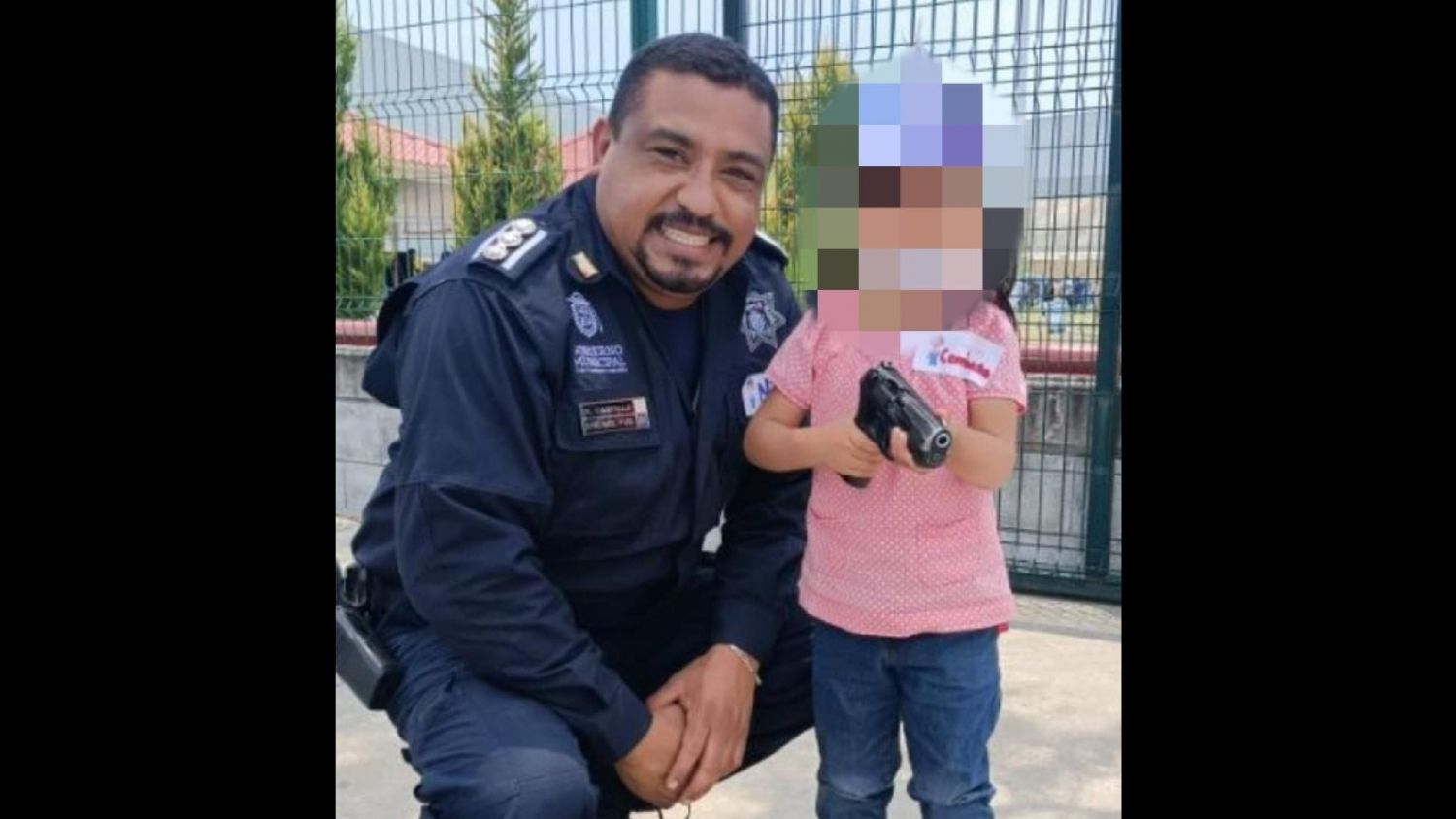 Director de Seguridad Pública de Cuautlancingo se fotografío con una niña que porta un arma
