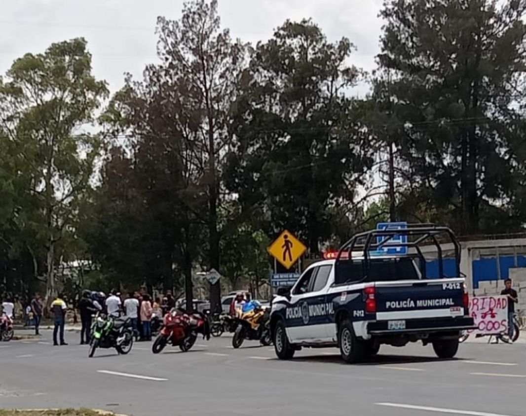 Pobladores de Acatzingo exigen la colocación de semáforos, tras la muerte de motociclista 