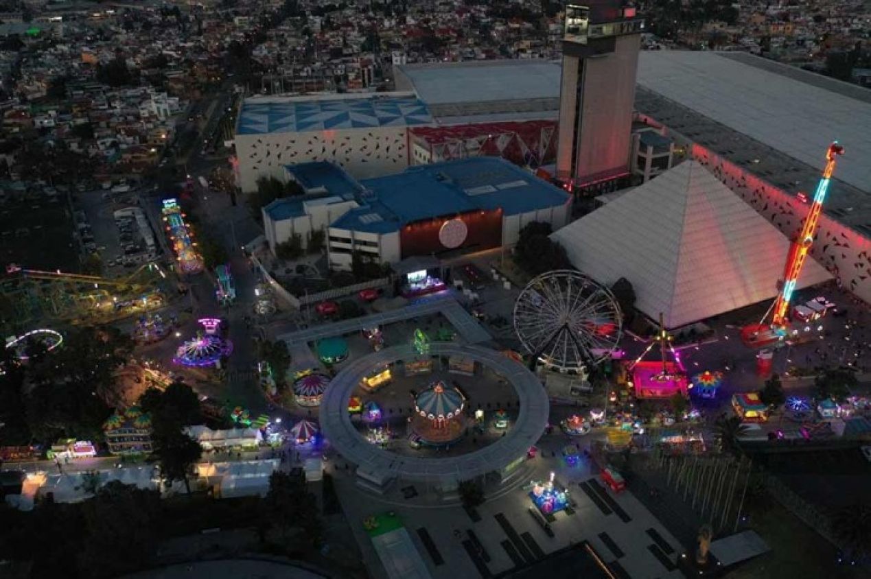 Falla juego mecánico 'El Martillo' en la Feria de Puebla y deja suspendidas a personas por varios minutos