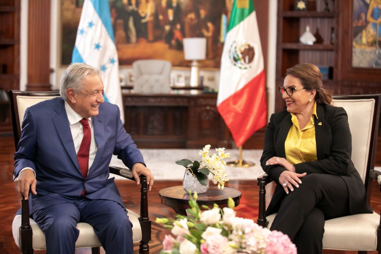 AMLO rompe protocolo y respalda  la reforma eléctrica de Xiomara Castro en Honduras
