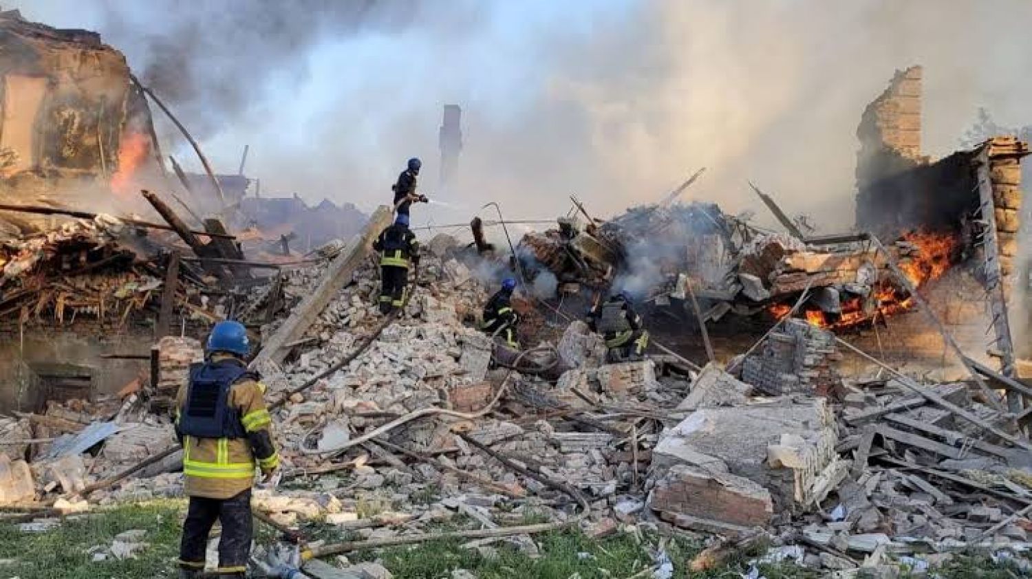 Ucrania estima 60 muertes tras la explosión de una bomba en una escuela en el este del país