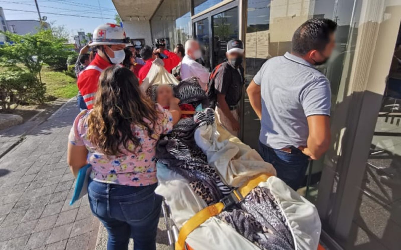 Personal de Banamex obliga a abuelita enferma a acudir a renovar su tarjeta de pensión en camilla