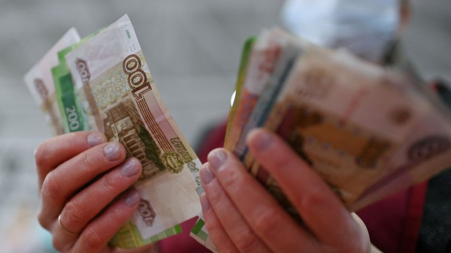 Economía rusa entra en recesión, con caída trimestral de 4% del PIB