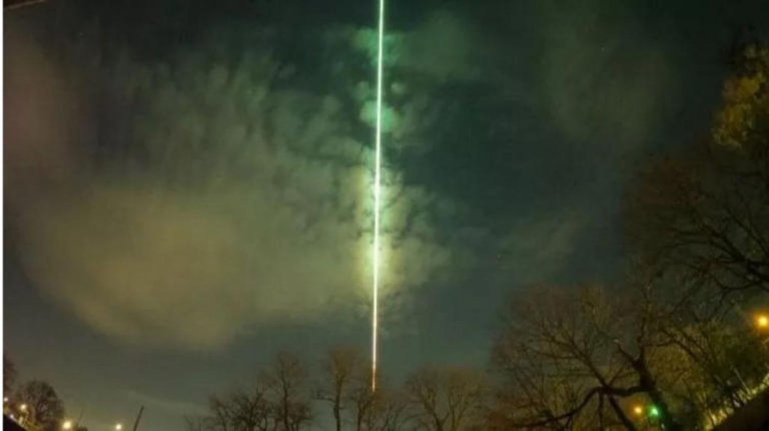 Una bola de fuego verde se vio en el cielo antes de caer en un lago, se presume era un meteorito (Vídeo)