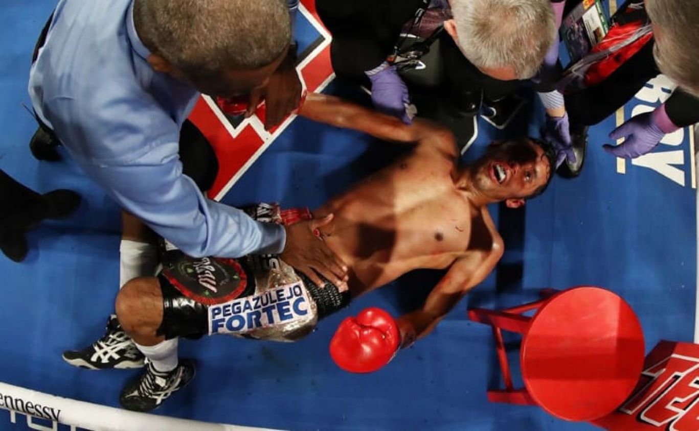 Fallece boxeador mexicano, Moisés Fuentes, tras ser noqueado