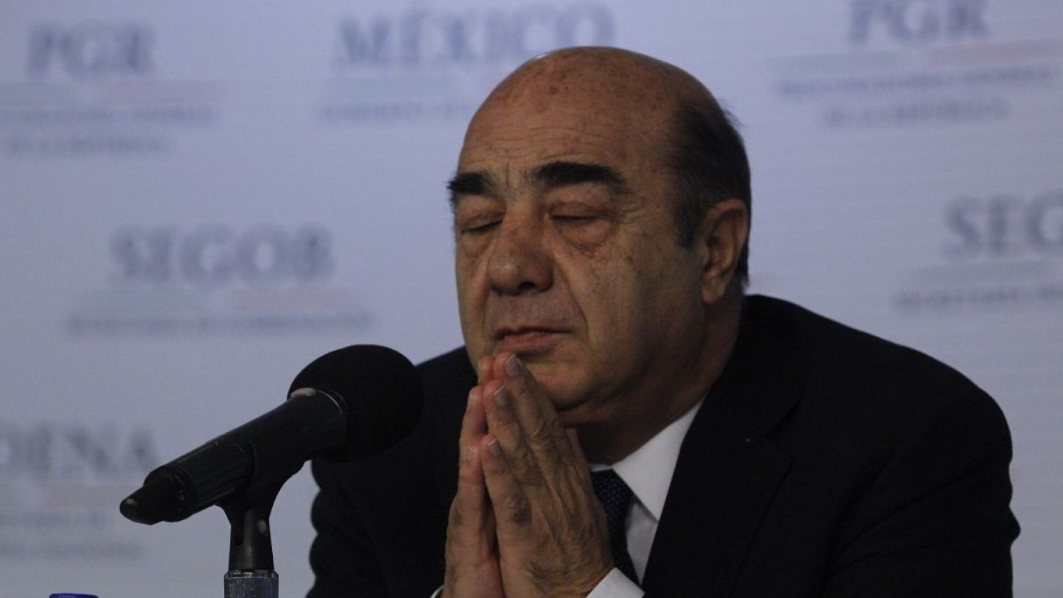 Trasladan a Murillo Karam a otro hospital para seguir tratamiento médico tras permanecer en cardiología 