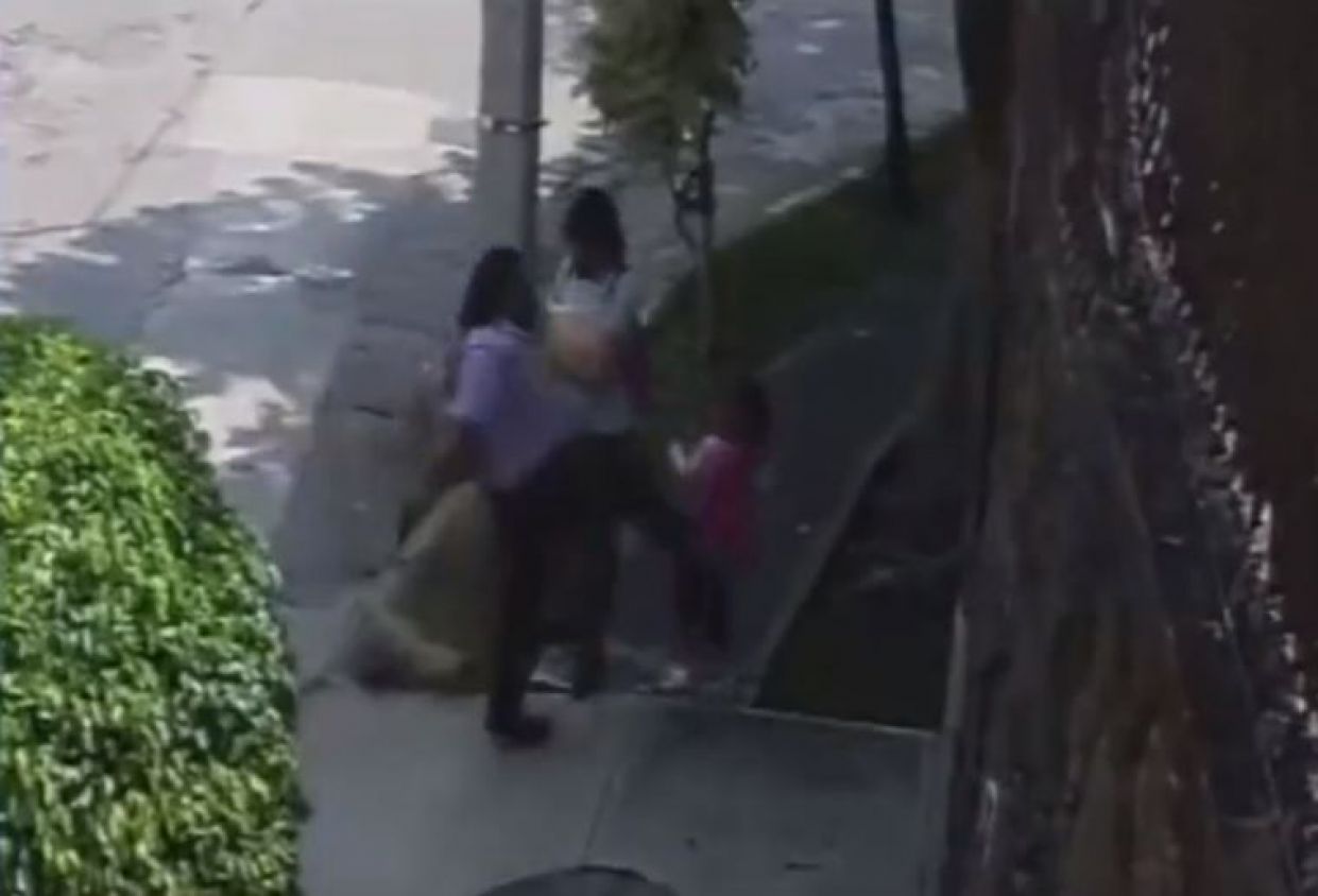 Sujeto es detenido tras ser captado dando brutal golpiza a una niña en Morelos (Vídeo)