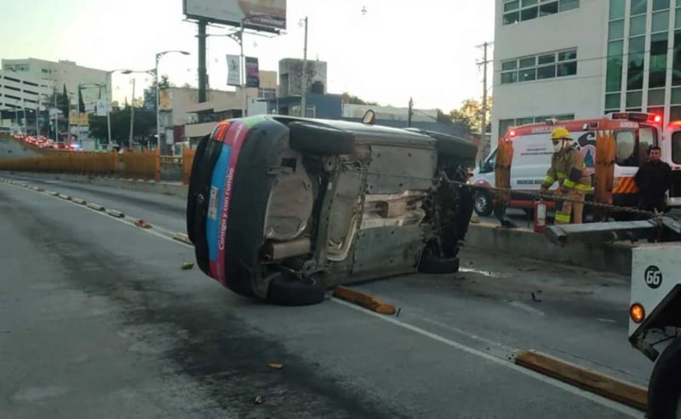 Patrulla recién adquirida termina volcada en distribuidor Juárez Serdán (Vídeo)