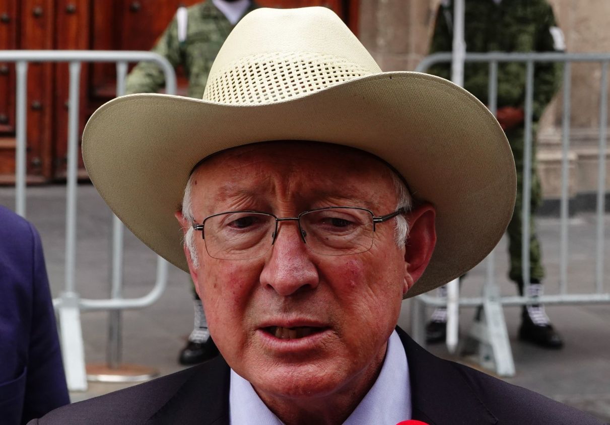 Llega a Palacio Nacional, Ken Salazar para reunirse con el secretario de Hacienda