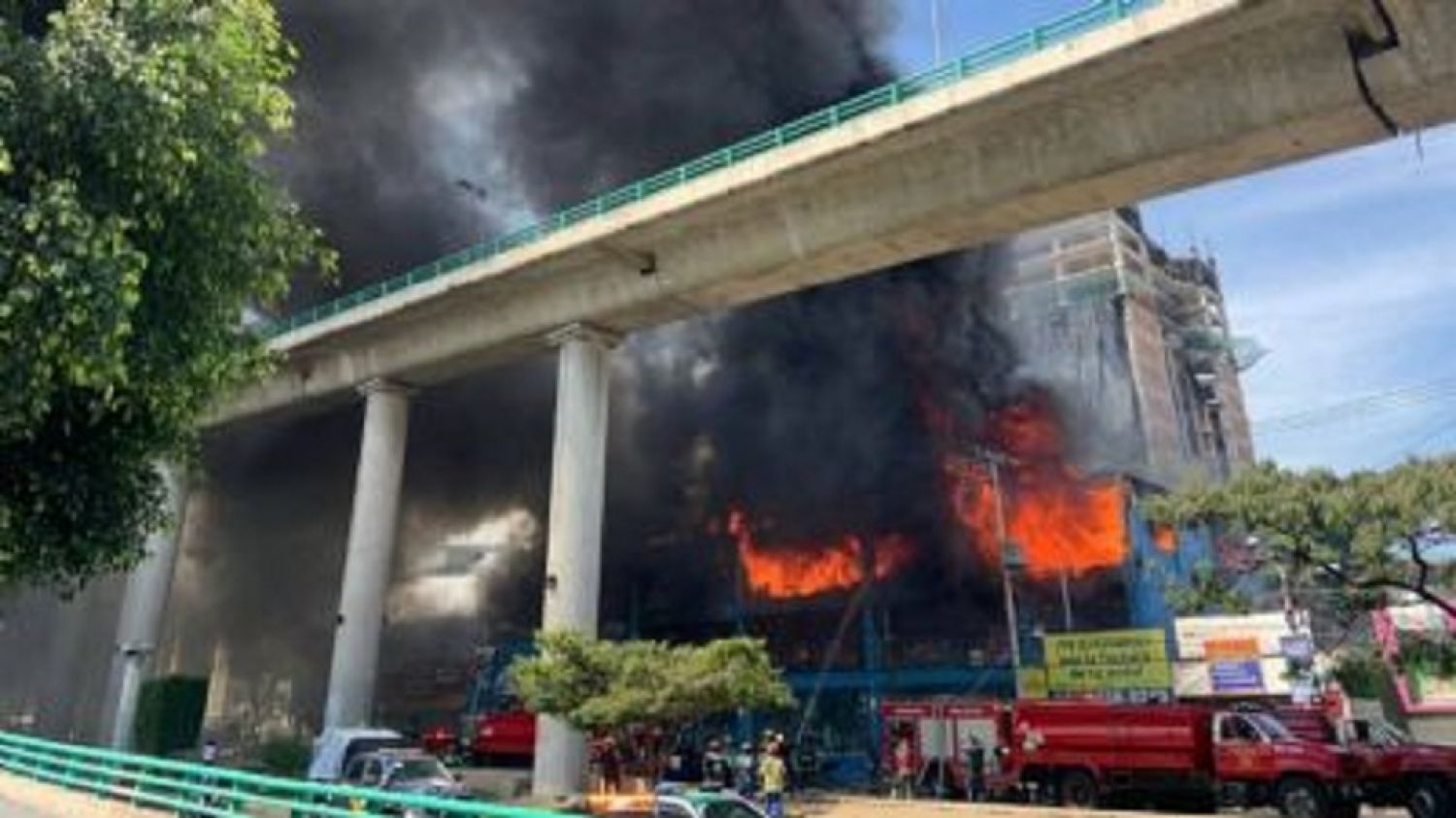 Incendio consume gran parte de  'Galerías El Triunfo' de San Jerónimo; se paraliza Periférico Sur