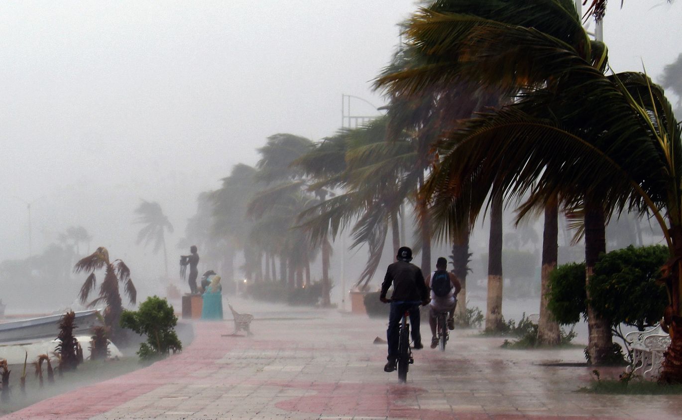 Tras tocar tierra en México, 'Orlene' se debilita a tormenta tropical
