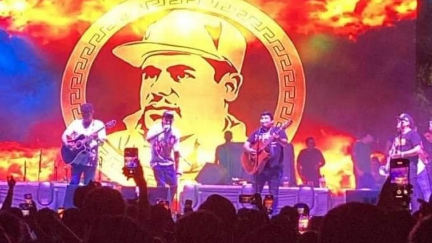 En aniversario 491 de Culiacán, Sinaloa, el cantante Peso Pluma exhibió el rostro del "Chapo" Guzmán.