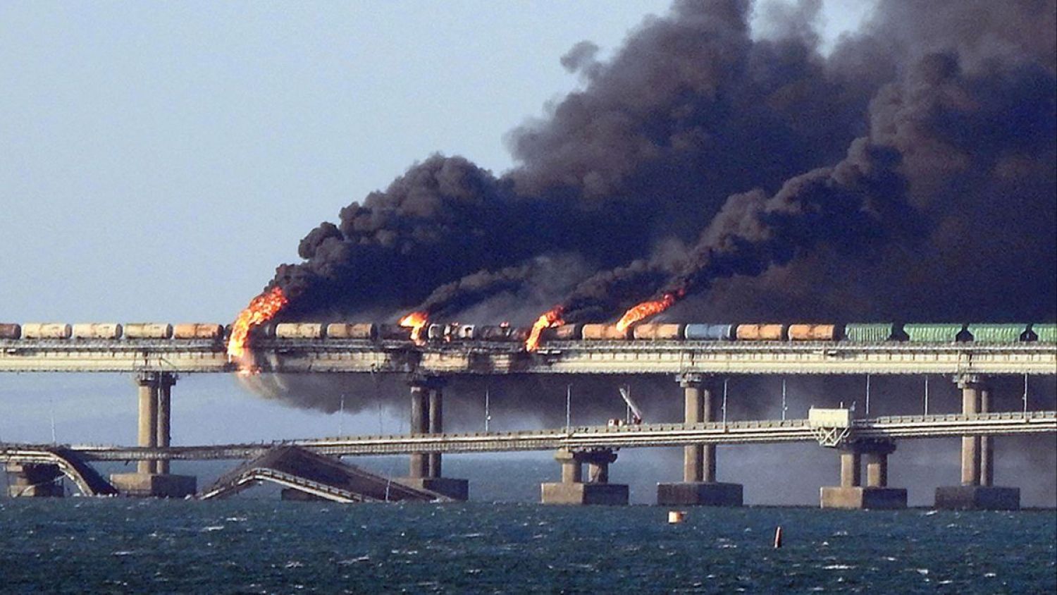 Explosión daña puente que une Rusia con Crimea, ruta de abastecimiento crucial para los militares rusos en Ucrania