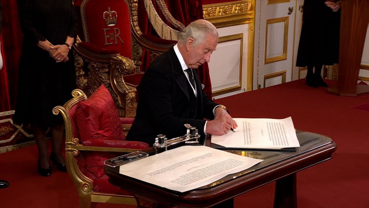 Es proclamado Rey Carlos III; familia real despide a Isabel II en misa privada