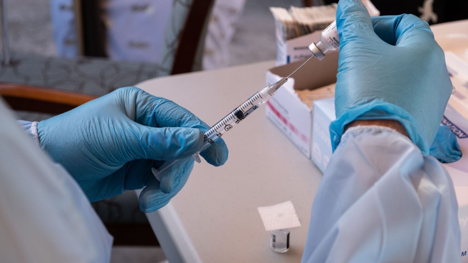 Comisión Europea autoriza vacuna de Pfizer adaptada a otras dos subvariantes de Ómicron