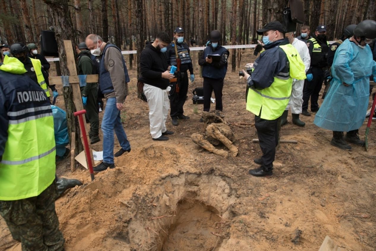 Zelenski denuncia que el 99% de cuerpos exhumados en Izium muestran signos de tortura
