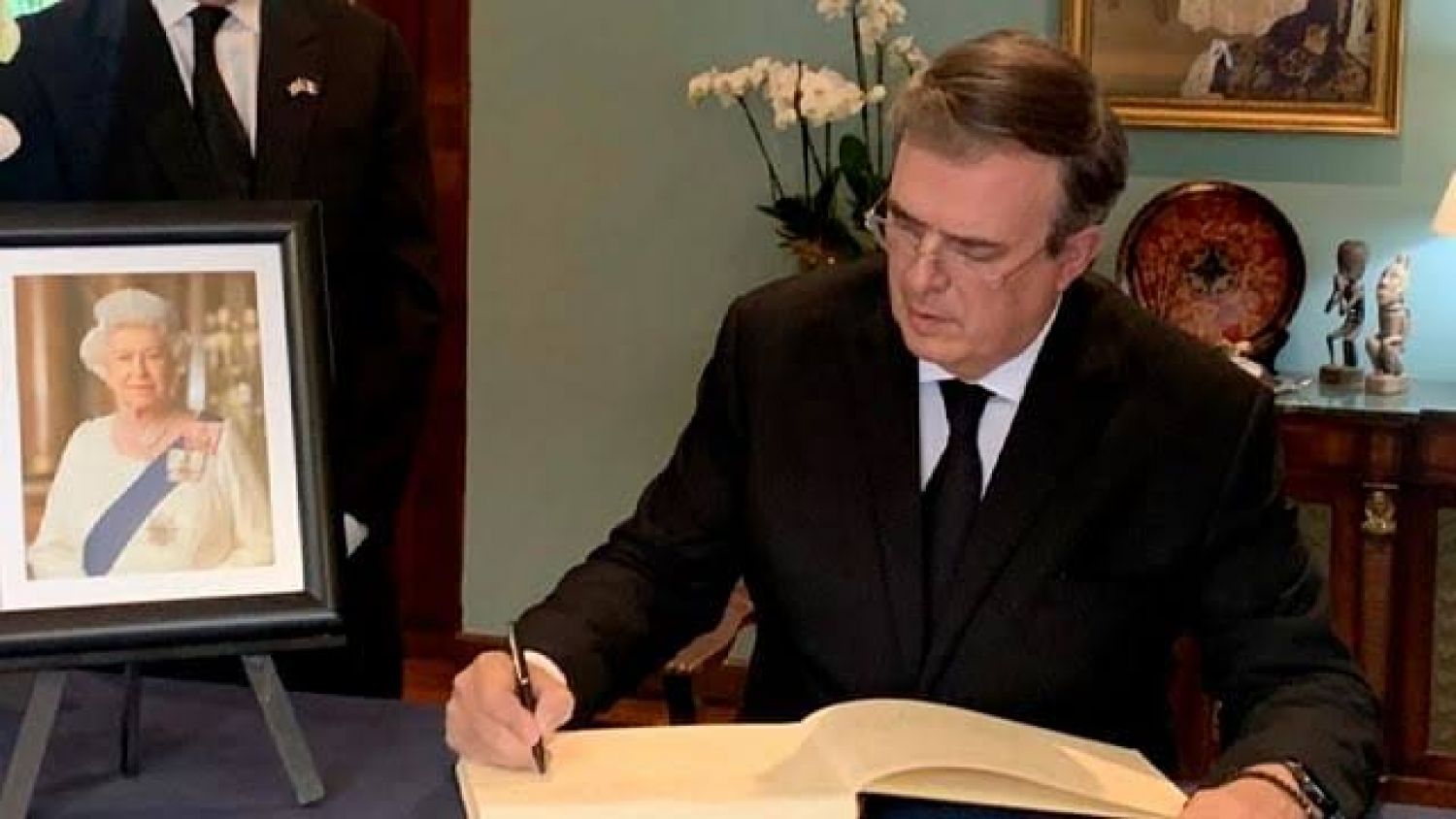 Marcelo Ebrard firma libro de condolencias en Lancaster House previo al funeral de la Reina Isabel