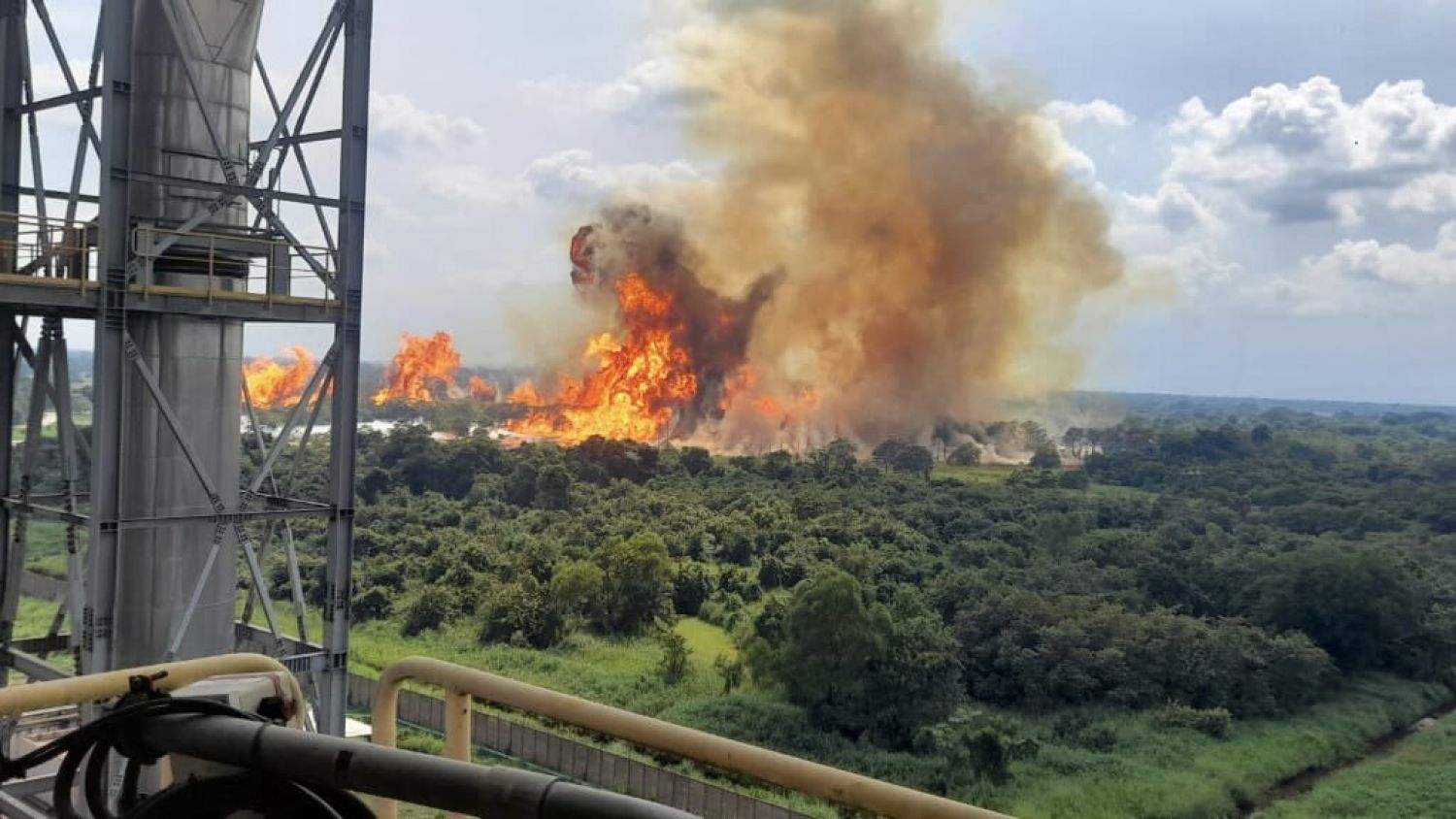 Explota ducto de Pemex en el municipio de Huimanguillo, Tabasco