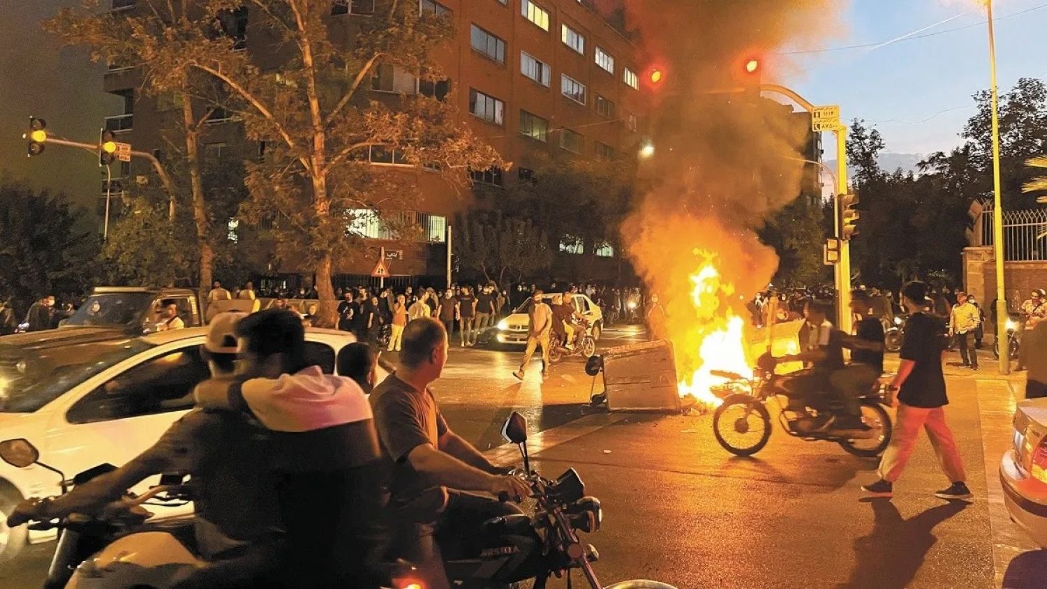 Crecen protestas en Irán tras señalar a la "policía de la moral" de matar a joven por usar el velo islámico inapropiadamente