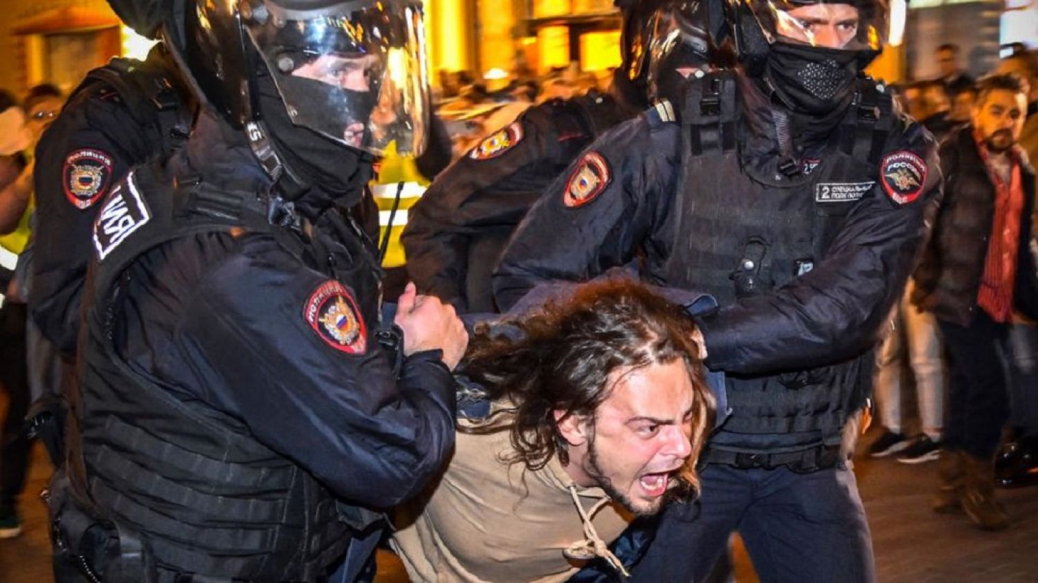 Van más de mil 300 ciudadanos rusos detenidos por protestar contra movilización de más tropas