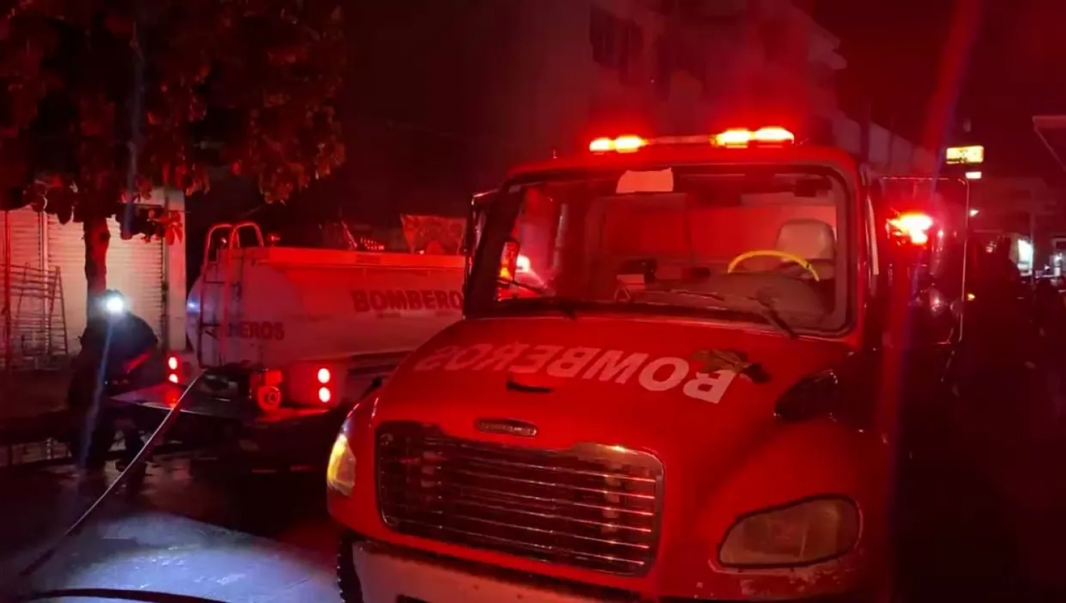 Incendio junto a Mercado en Acapulco deja 14 locales con daños; no descartan que haya sido provocado
