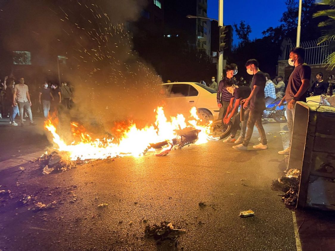 Reportan que al menos 76 personas han muerto durante las protestas en Irán